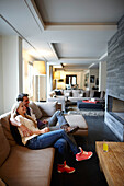 Paar sitzt in der Lounge, The Cambrian, Adelboden, Kanton Bern, Schweiz