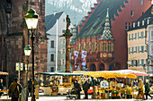 Markt auf dem Münsterplatz, Freiburg im Breisgau, Schwarzwald, Baden-Württemberg, Deutschland