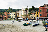 Strand mit Fischerboote, Laigueglia, Provinz Savona, Riviera di Ponente, Ligurien, Italien