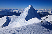 Zwei Bergsteiger unterhalb vom Westgipfel des Monte Sarmiento, Cordillera Darwin, Feuerland, Chile