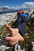 Mann rastend am Gipfel des Torre Grande, Cinque Torri, Dolomiten, Venetien, Italien