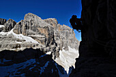 Kletterer in der zweiten Seillänge der Fehrmann-Verschneidung, Campanile Basso, Trentino, Italien