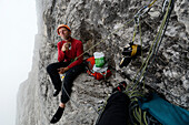 Kletterer macht Pause am Stand, Detassis, Cima Brenta Alta, Dolomiten, Trentino, Italien