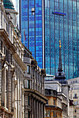 Alte Fassaden in der Gresham und Lothbury Street, City, London, England, Vereinigtes Königreich