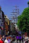 King William Walk mit den Masten der Cutty Sark, Greenwich, London, England, Vereinigtes Königreich