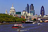 Blick über die Themse auf St. Paul's Cathedral und die Bürogebäude der City, London, England, Vereinigtes Königreich