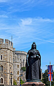 Statue von Queen Victoria vor Windsor Castle, Windsor, London, England, Vereinigtes Königreich