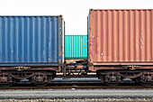 Güterzug mit Container am Bahn Terminal, Hamburg, Deutschland