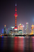 Huangpu Fluss mit Oriental Pearl Tower und Pudong Skyline bei Nacht, Shanghai, China