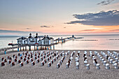 Strandkörbe bei der Seebrücke Sellin im Morgenlicht, Sellin, Rügen, Ostsee, Mecklenburg-Vorpommern, Deutschland