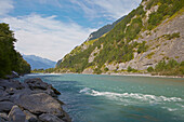Blick über den Rhein bei Chur, Alpenrhein, Kanton Graubünden, Schweiz, Europa