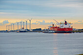 Frachtschiffe, Windkraftanlagen und Europort an der Rheinmündung bei Hoek van Holland, Provinz Südholland, Holland, Europa