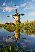 Erste Morgensonne bei den alten Windmühlen in Kinderdijk, Provinz Südholland, Holland, Europa