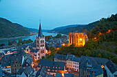 Blick auf den Rhein und Bacharach mit Wernerkapelle und Kirche St. Martin, Mittelrhein, Rheinland-Pfalz, Deutschland, Europa