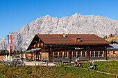Mountainbiker bei der Gotzenalm, Feuerpalven, Berchtesgadener Land, Oberbayern, Bayern, Deutschland