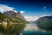Spiegelung der Berge, Valsolda, Luganer See, Lago di Lugano, Provinz Como, Lombardei, Italien