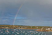 Hafen in Hugh Town mit Carn Thomas und der Lifeboat Station, Hugh Town, St. Marys, Isles of Scilly, Cornwall, Großbritannien, England