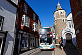 Bus fährt durch die Bridge street mit seiner Guildhall, rechts, Lyme Regis, Dorset, England, Grossbritannien