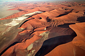 Rote Sand Dünen der Namib Wüste vom Flugzeug aus, Tonpfanne Dead Vlei, Namibia, Afrika