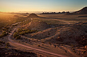 Blick in die Ferne im Damara Land bei Sonnenuntergang, typische Landschaft, Damaraland, Namibia, Afrika