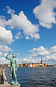 Bronze Statue, Sangen im Stadthausgarten und Riddarholmen mit seinem markanten Kirchturm im Hintergrund, Stockholm, Schweden