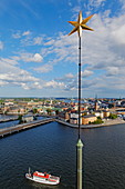Blick vom Turm des Rathaus 'Stadshuset' auf die Inseln Riddarholmen und Gamla Stan, Stockholm, Schweden