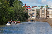 Ausflugsboot in einem Kanal am Wallgraben und Häuser der Altstadt, Göteborg, Schweden