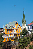 Gelbes Holzhaus und Kirche, Valparaiso, Valparaiso, Chile