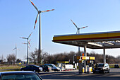 Windräder und Tankstelle westlich von Magdeburg an der A2, Sachsen-Anhalt, Deutschland