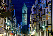 Hauptgasse von Sterzing bei Nacht, Eisacktal, Südtirol, Italien