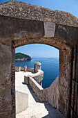 City walls and view over the sea, Old City, UNESCO World Heritage Site, Dubrovnik, Dalmatian Coast, Croatia, Europe