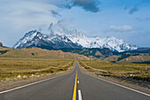 Road leading to Mount Fitzroy near El Chalten, Los Glaciares National Park, UNESCO World Heritage Site, Patagonia, Argentina, South America