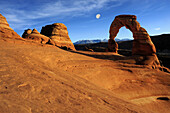 DELICATE ARCH AND LA SAL MOUNTAINS, ARCHES NATIONAL PARK, UTAH, USA