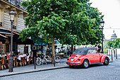 France, Paris 4th district, Saint-Louis Island, Citroën 2CV car in front of a bistrot terrace