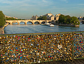 France, Paris (75), La Seine, from the Gateway Arts with locks of love, the island de la Cite and Pont Neuf