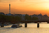 France, Paris (75), La Seine, Malaquai dock and the Pont des Arts at sunset