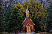 SMALL CHURCH IN YOSEMITE VALLEY, YOSEMITE NATIONAL PARK, CALIFORNIA, USA