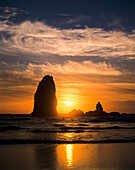 'The sun sets at Cannon Beach; Cannon Beach, Oregon, United States of America'
