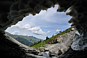 Zwei Bergsteiger auf dem Weg zur Ostegghütte, Berner Alpen, Schweiz