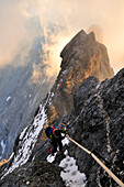 Am Großen Turm: Bergsteiger auf dem Mitteleggi-Grat, Eiger (3970 m), Berner Alpen, Schweiz