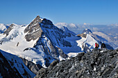 Bergsteiger auf dem Westgrat-Grat des Eiger (3970 m), Jungfrau (4158 m) im Hintergrund, Berner Alpen, Schweiz