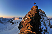 Bergsteiger bei Sonnenaufgang am Nordostgrat der Jungfrau (4158 m), Aletschgletscher im Hintergrunf, Berner Alpen, Schweiz
