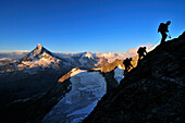 Sonnenaufgang am Matterhorn: Bergsteiger am Arbengrat des Obergabelhorn (4034 m), Wallis, Schweiz
