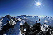 Bergsteiger auf dem Gipfel des Obergabelhorns (4034 m), Walliser Alpen im Hintergrund, Wallis, Schweiz