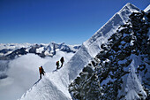 Bergsteiger auf dem Nordgrat des Weisshorns (4506 m), Mischabel im Hintergrund, Wallis, Schweiz