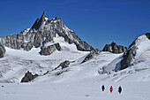 Bergsteiger vor der Kulisse des Dent du Geant, Vallee Blanche, Mont Blanc-Gruppe, Frankreich
