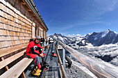 Bergsteiger auf dem Balkon der Mitteleggihütte, Eiger (3970 m), Berner Alpen, Schweiz