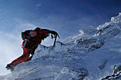 Bergsteiger während Schneesturm am Nadelgrat, Nadelhorn (4327 m), Wallis, Schweiz