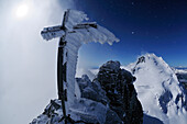 Vereistes Gipfelkreuz des Nadelhorns (4327 m), Dom im Hintergrund, Wallis, Schweiz