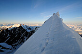 Bergsteiger während der Überschreitung der Aiguille de Bionnassay, Mont Blanc Massiv, Frankreich
